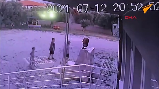 Okul Bahçesine Girerek Atatürk Büstünü Öpüp Sarılan Çocuklar