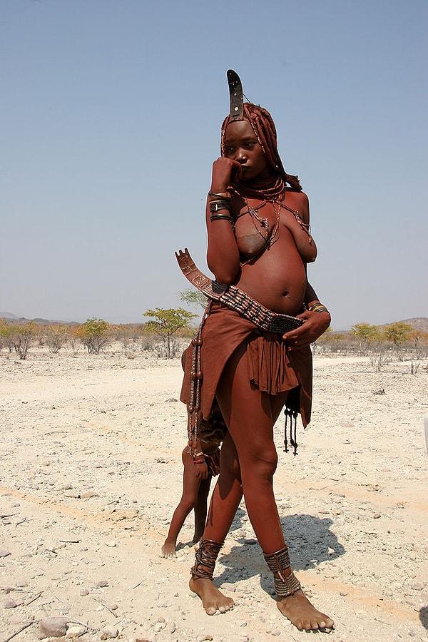 Kuzey Namibya'nın Kumene bölgesinde yaşayan Himbalar, 20.000 ila 50.000 arası bir topluluk.