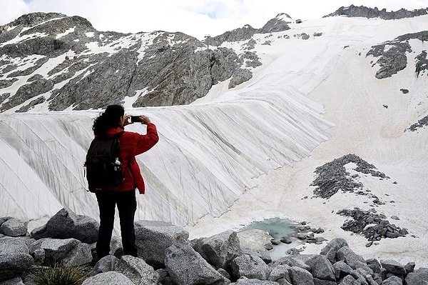 Her yıl buzulu örten Carosello-Tonale şirketinin başkanı Davide Panizza, "Buzul sürekli olarak küçülüyor, bu yüzden mümkün olduğunca fazla bir alanı kaplıyoruz" dedi.