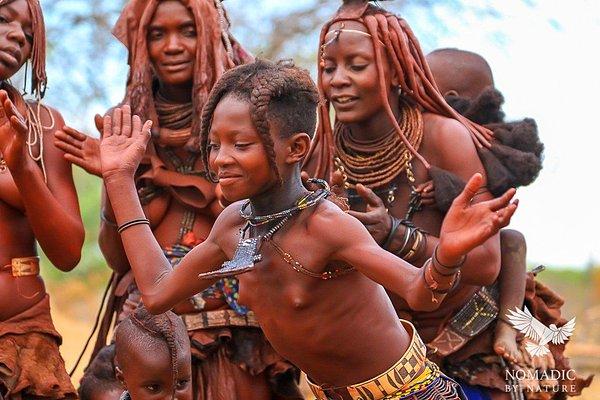 Öncelikle Himba kabilesinden bir kadın hamile kalmak isterse ilk yapması gereken bir ağacın altına oturarak doğacak çocuğunun kendisiyle iletişime geçmesini bekler.