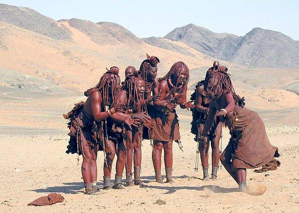 Dünya üzerindeki en sevgi dolu ve yardımsever kabile olan Himbalar, pek çok artı yönü ile diğer kabilelerden kendilerini ayırıyor.