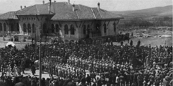 Ankara'nın direnişin merkezi olduğu tescillenince İngilizlerin baskısıyla Ankara'ya giden ve oradaki çalışmalara katılan tüm milletvekilleri ve bürokratların hain ve asi ilan edilmeleri sağlandı.