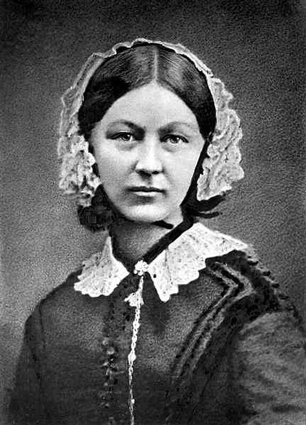 Florence Nightingale çalıştığı savaş hastanesinde el yıkama gibi hijyen kurallarını hayata geçirdi.