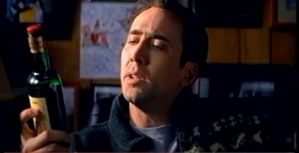 Başrollerinde Nicolas Cage ve Téa Leoni'nin yer aldığı Aile Babası filmi 22 Aralık 2000 tarihinde gösterime girmiştir.