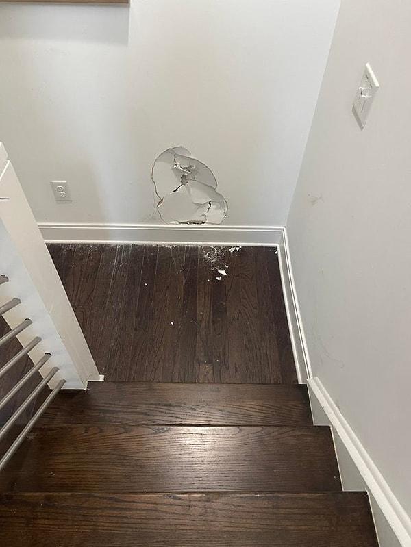 15. "Airbnb'den kiraladığımız evde arkadaşım merdivenlerden düşüp duvarı göçertti."