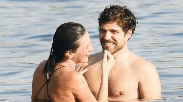 'Nihal Yalçın (40), bir süredir ilişki yaşadığı meslektaşı Berker Güven’le (26) ilk kez Bodrum’da görüntülendi.' cümlesiyle yaş farkını da vurguladılar...