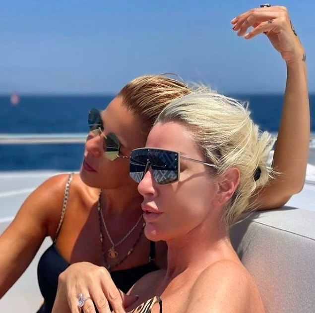 10. Gülben Ergen, Seda Sayan ile olan fotoğrafını 'Biz bi buluşuruz, bi masaya yatırırız alemi cihan yanaaar☀️ Kulakları çınlayanlar el kaldırsın 🤚' notuyla paylaştı!