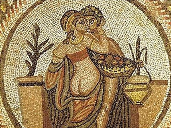 Sarayda hükümdarlığın yanı sıra seks işçiliği de yapıyordu. Odalardan birini bu işe ayıran Elagabalus, kapının önüne çıkıp insanları ayartmaya çabalıyordu.