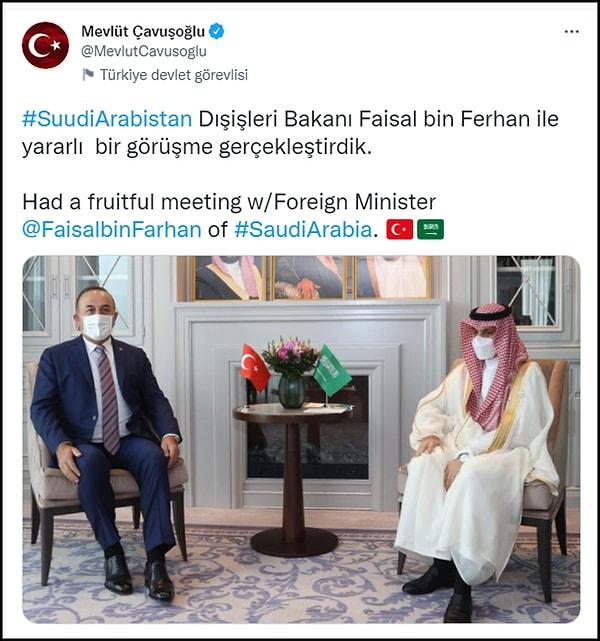 Bakan Çavuşoğlu ise Twitter hesabından arkadaki Suudi Arabistan bayrağının görülmediği bir fotoğraf paylaşmayı tercih etti. 👇