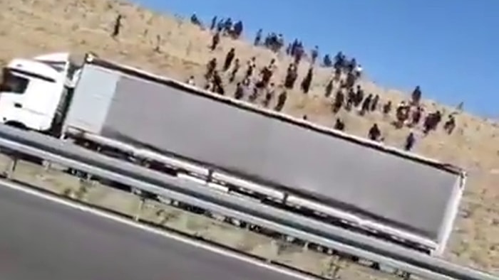 Ankara Niğde Otoyolunda Duran Bir TIR'dan Yüzlerce Göçmen Çıktı