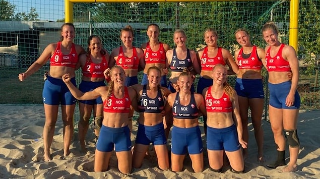 Ancak geçtiğimiz günlerde Norveç Kadın Plaj Voleybolu takımı artık bikini altı yerine şort giymek istediklerini belirttiklerinde korkunç bir gerçekle karşı karşıya kaldı.