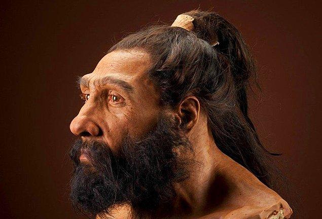 “Tarihim pek iyi olmadığından bilmiyorum ama ellerinde videolar var. Bana neandertallerin (250 bin yıl önce yaşamış insan türü), cro-magnonun (modern insanın atası) ve pek çok insan türünün videolarını izlettiler.”