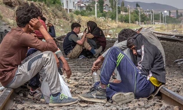 Taliban'dan kaçarak Türkiye'ye giriş yapan Afganlara ait görüntüler de son dönemde daha fazla görünür olmuştu. 👇