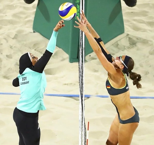 2012 yılında bu zorunluluk kaldırılarak Mısır Kadın Plaj Voleybolu takımının olimpiyatlara katılmasının ardından bu görüntüler de epey konuşulmuştu hatırlarsanız.