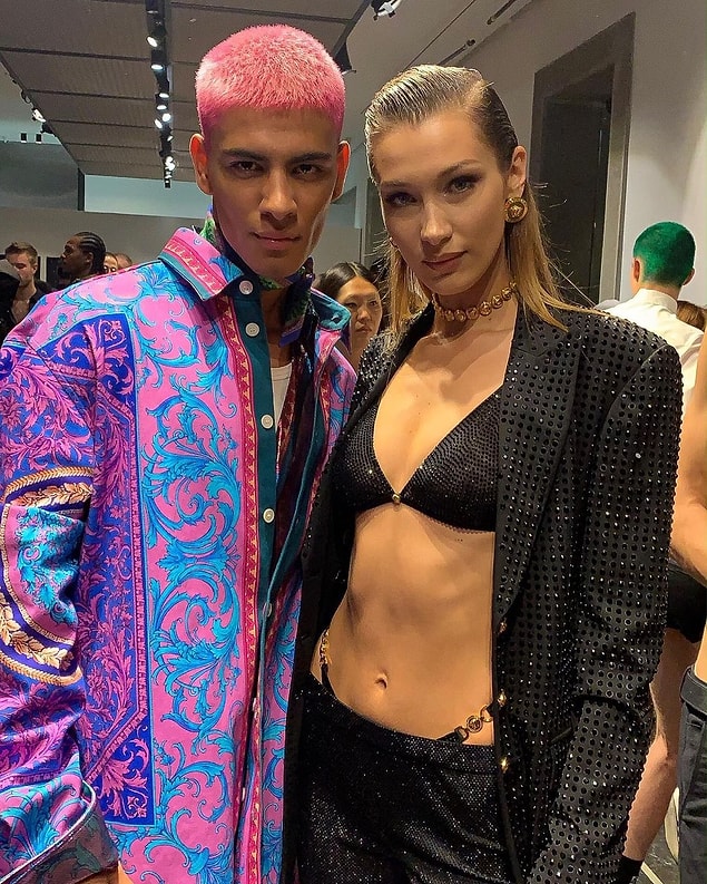 Bella Hadid ve Jennifer Lopez gibi ikonik isimlerin yer aldığı podyumda yürüyen Koray Oğuz, Almanya doğumlu.