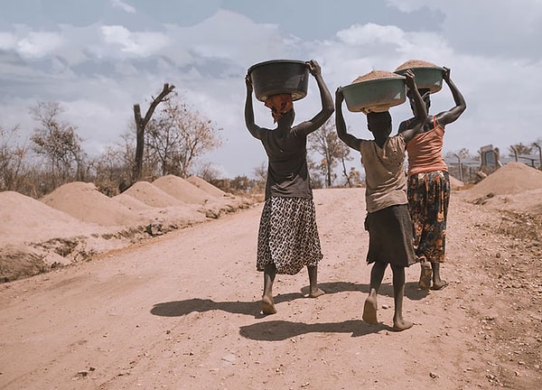 10. Я живу в ЮАР.  Многие люди до сих пор верят, что вокруг бродят дикие животные, а люди живут в хижинах и т. д.  Это действительно происходит в определенных частях Африки, но я живу в пригороде Кейптауна, у нас интернет лучше, чем в некоторых странах первого мира