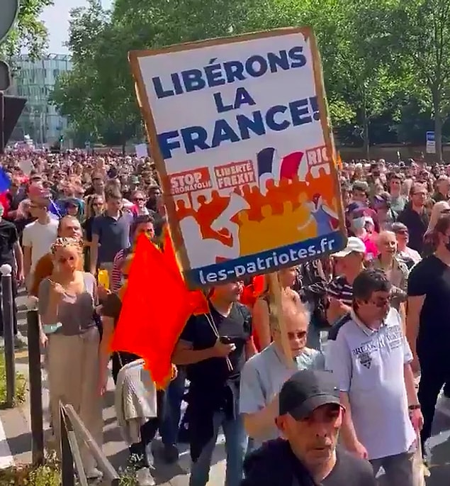 Hatta öyle ki bazı ülkeler zorunlu aşı uygulamalarına başladılar bile. Bunlardan bir tanesi de Fransa oldu. Hatta bu kararın ardından protestolar başladı, fakat Cumhurbaşkanı Emmanuel Macron bu kararlarından vazgeçmeyeceklerini dile getirdi.