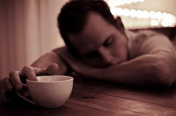 7. Akşam tüketilen kahve, uykuyu yaklaşık 40 dakika geciktiriyor.