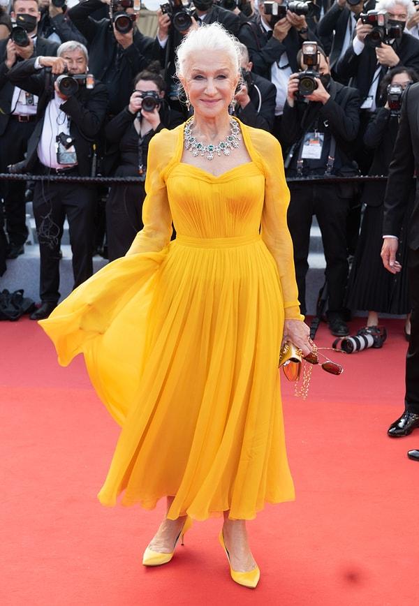 6. Helen Mirren'ın sarı tuvaleti renk anlamında en dikkat çekici elbiseydi.
