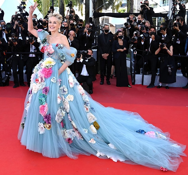 7. Sharon Stone, çiçek bahçesini andıran Dolce&Gabbana tuvaletiyle gözleri kamaştırdı.