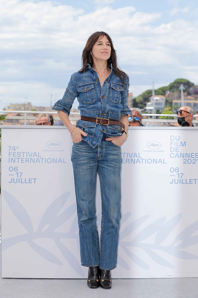 21. Charlotte Gainsbourg kot takımıyla herkesten farklı görünüyordu.