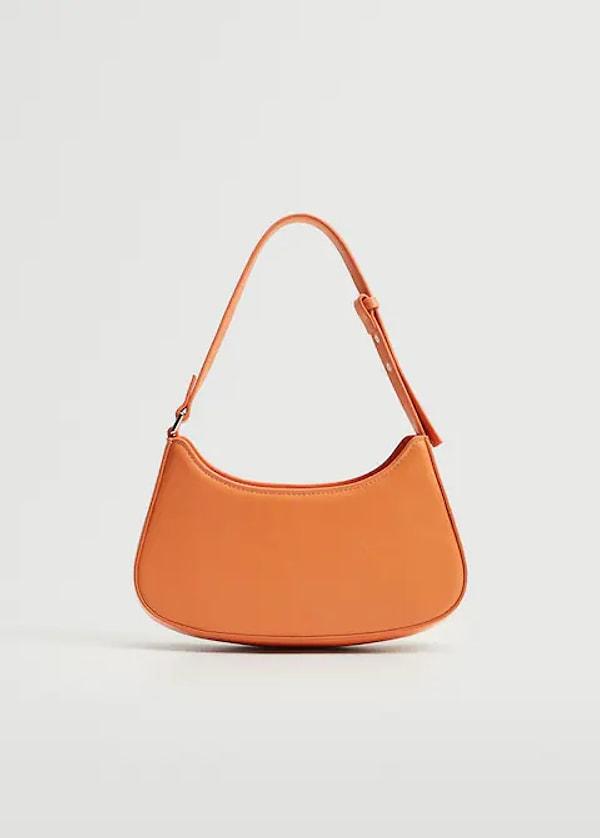 2. Renkli kombinlerinizi Mango çanta modelleri ile taçlandırabilirsiniz.