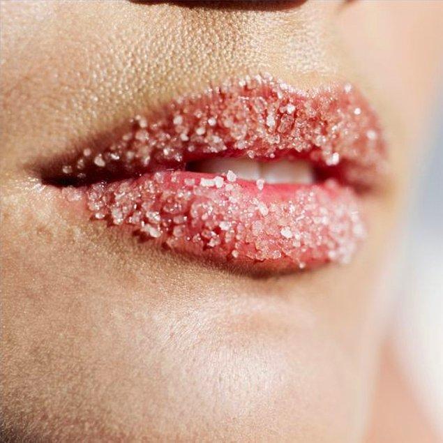 1. Düzenli dudak peelingi ile dudaklarınızdaki ölü deriyi temizleyin.