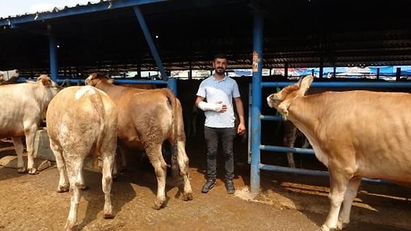 Bugün yeniden çadıra gelen Salih Güler, yakın arkadaşlarının aldığı kurbanlık için yine Kahraman ile pazarlık yaptı.