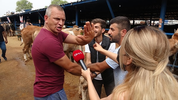 Sağ kolu sargılı olan Kahraman, pazarlığı sol kolu ile yaptı. İkili bir kez daha anlaşma sağladı. Pazarlık anları ise ilginç görüntülere sahne oldu.