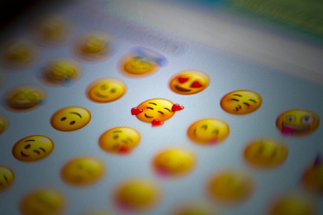 Aranızda artık emoji kullanmayan kalmamıştır. Herkesin emojileri kullanma ve yorumlama biçimi farklı olsa da kabul edelim ki birçoğumuz karşımızdaki insan emoji kullanmadığında derin düşüncelere dalıyor ve ‘acaba bir sorun mu var’ diye düşünüyoruz.😅