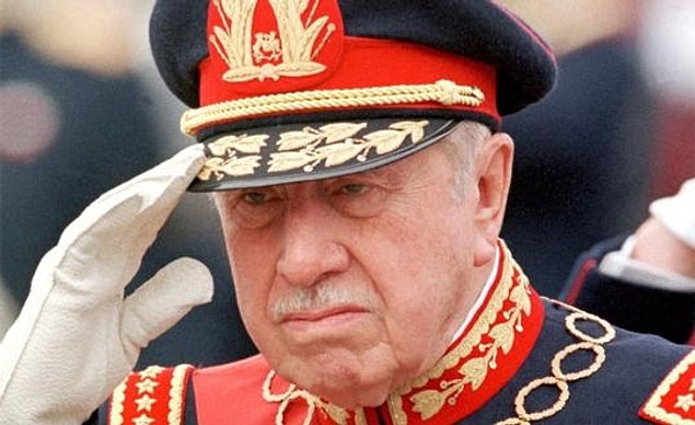 Pinochet, 1990 yılına kadar ülkeyi demir yumrukla yönetti.