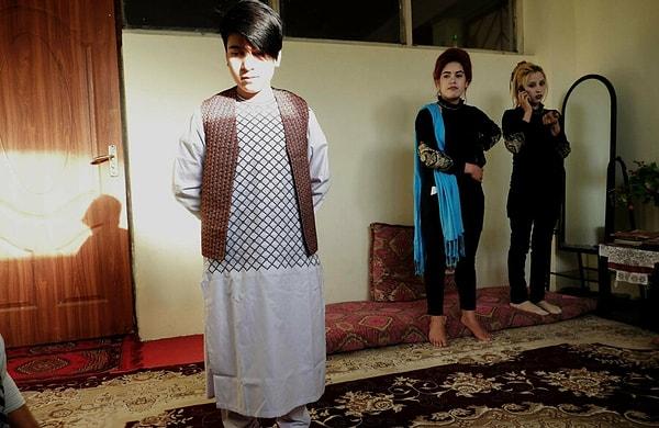 Afganistan'da da bu örneklerin gelenekleşmiş bir hali var; Beççe pûş.