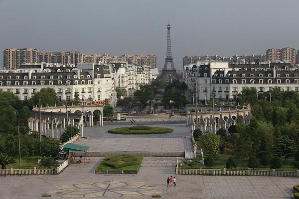 Çin'in turizm merkezi olmayı amaçlayan ve resmen 'Paris çok pahalı, burada aynısı' var mantığı ile kurulan bu kasaba, ilk başlarda tüm dünyada büyük yankı yarattı.
