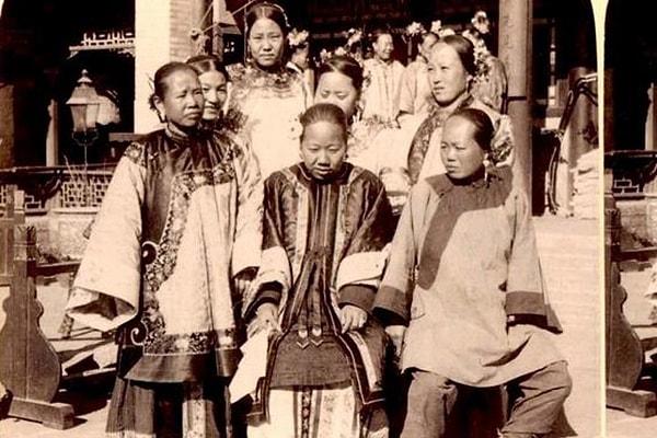 2. Antik Çin'de hem kadınlar hem de erkekler ayakta işerlerdi.