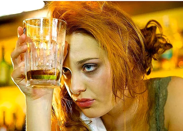Ve bu yaşadığımız baş ağrısı öyle sıradan baş ağrılarına benzemiyor. İnsanın kanı çekiliyor adeta. Kendimizi anksiyete yaşıyor gibi hissediyoruz.