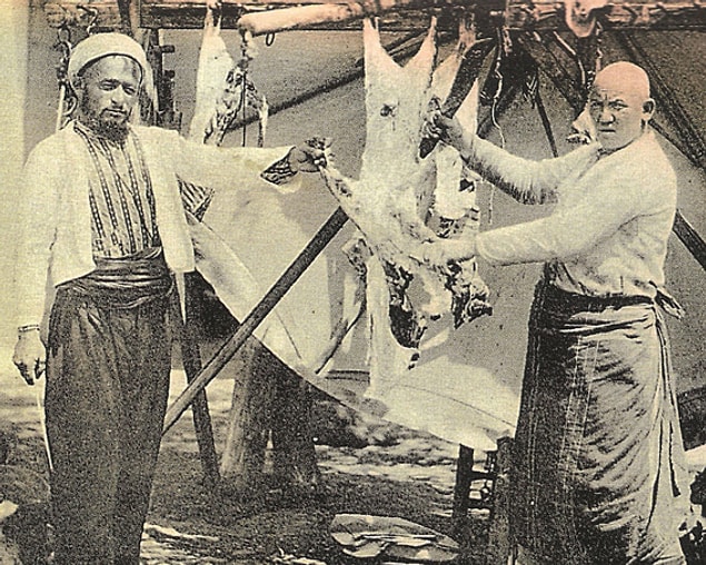 Kurbanın gözlerinin bağlanması en önemli şeydi ve hiçbir şekilde atlanmazdı.