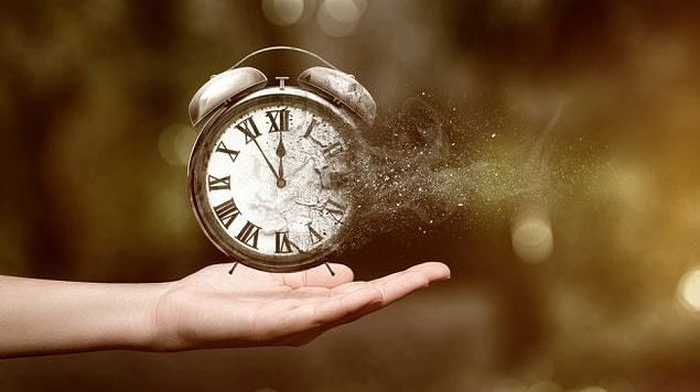 Bazen geçmişte kötü anıların olduğu günlere de özlem duyarız. Bunun sebebi ise beynimizin o günleri bütünlüklü olarak ele almasıdır. Yani yaşanmış iyi hatıraların da dâhil olduğu bir toplam bizde nostalji hissini uyandırır.