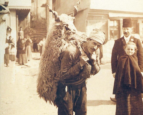 Bayram gecesinde mahalle bekçileri davulla mani söyler ve herkesi hayran namazı için uyandırırdı.