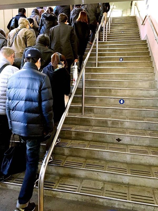 6. Japonlar genel olarak kurallara uyan disiplinli insanlardır. Örneğin aşağıya inmek için kullanılan bir merdiveni kimse yukarı çıkmak için kullanmaz.