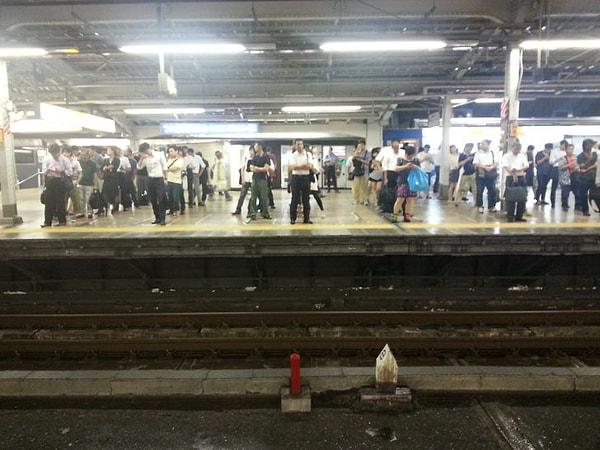 7. Japonya'da insanlar metroyu böyle bekliyor.