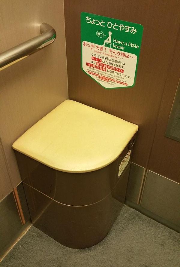 12. Asansörlerde genellikle acil durumlarda tuvalet olarak kullanılabilecek bir koltuk bulunur.