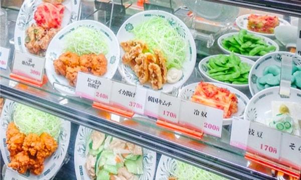 17. Japonya'daki birçok restoran, gerçek yemeğin neye benzediğini gösteren gerçekçi plastik modellere sahiptir.