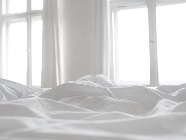 5. Huzursuz bir günün akşamında çarşaflarınızı değiştirin, odanızı havalandırın ve yeni yapılmış yatağa kendinizi bırakın.