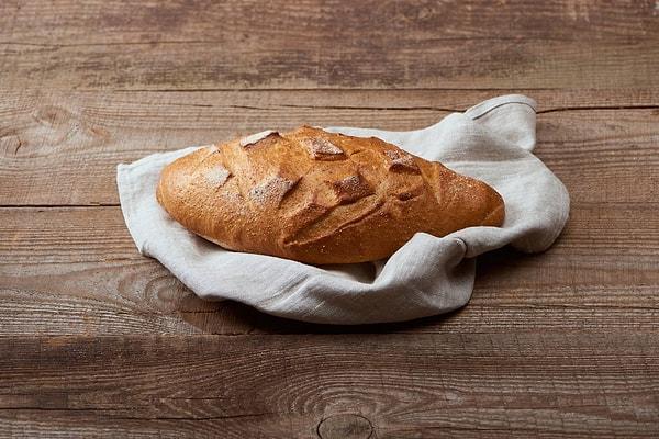 8. Kahvaltı için evdeki ekmek yerine taze pişmiş, sıcak bir ekmek alın.