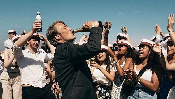 Mikkelsen, bu filmde gündüz rutini içki içmek olan Martin rolüyle yıllardır en tatmin edici performanslarından birini sergiliyor. Bazı kasvetli sahnelerine rağmen film Vinterberg'ün en nazik çalışması olarak öne çıkıyor. Film, 2020 yılında Cannes seçiminde yer aldı ve Danimarka'nın Oscar başvurusu oldu.