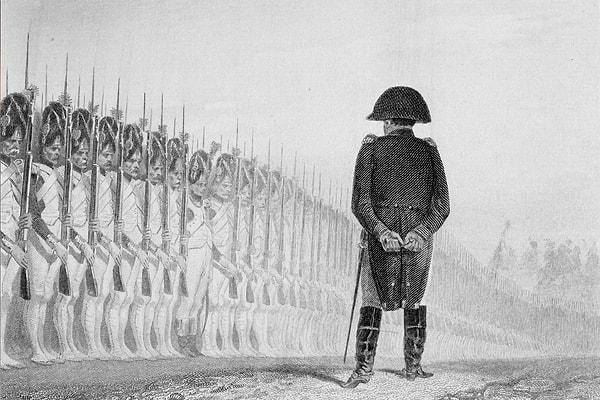 Bazı tarihçiler de Napolyon'un o dönem şartlarında ortalama bir Fransız erkeğinden uzun olmasına rağmen boyunu takıntı hâline getirdiğini yazıyor.