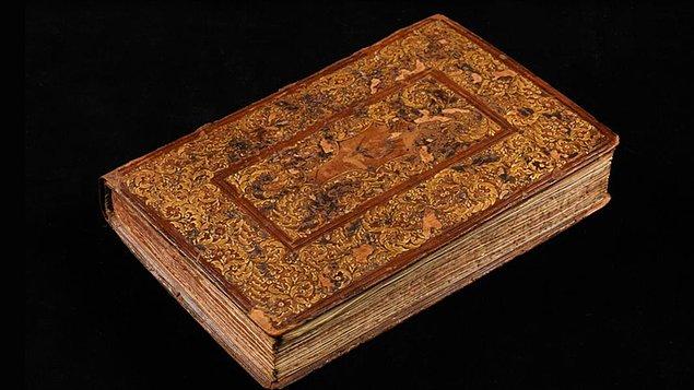 İşte bu eserlerden biri ve bizim için en önemlisi de 1475'te kaleme alınan Fatih Sultan Mehmet ile ilgili olanıdır.