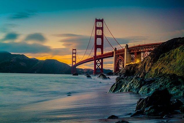 San Francisco'da bulunan Golden Gate Köprüsü'nü genellikle rengi ve ihtişamı sayesinde biliriz.