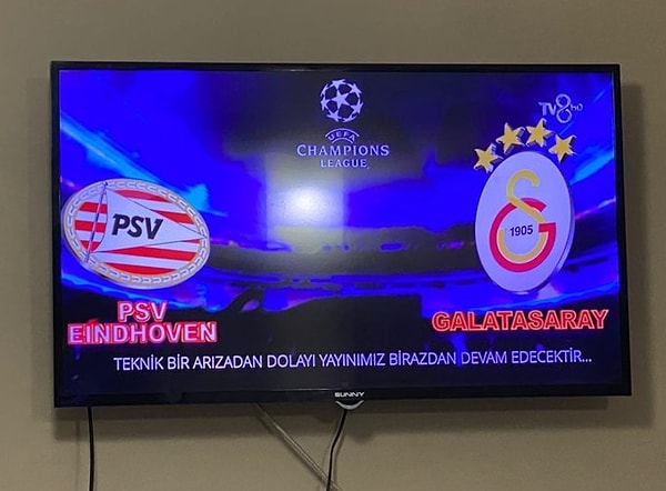 Maç devam ederken sık sık yayın kesilirken TV8 ekranlarından izleyicilere, "Teknik bir arızadan dolayı yayınımız birazdan devam edecektir" uyarıları yapıldı. 👇