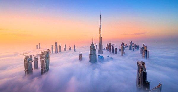 Arap Birleşik Emirlikleri dünyanın en kurak 10 ülkesi arasında yer alıyor, hava sıcaklığının artışı ile Dubai kenti de oldukça etkilendi ve termometreler 50 dereceyi gösterdi.